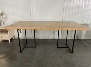 Eettafel Class 180, Dutchbone